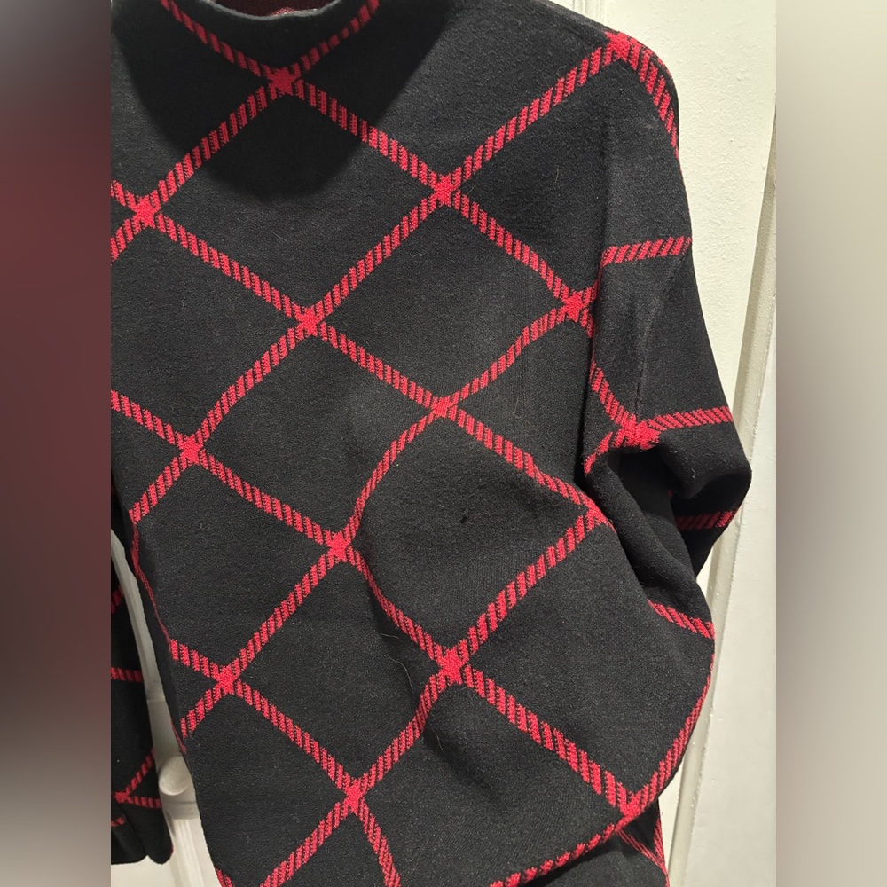 Tahari Sweater ❤️🖤 - Picture 5 of 5